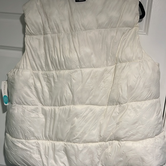 Woman’s white vest - Picture 8 of 8